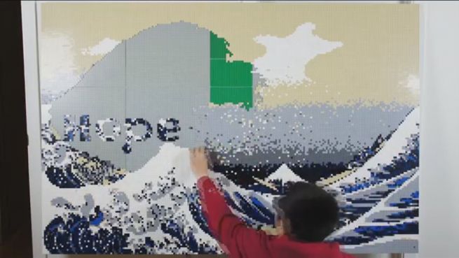 go to Riesenwelle: Junge baut imposantes Kunstwerk aus Lego