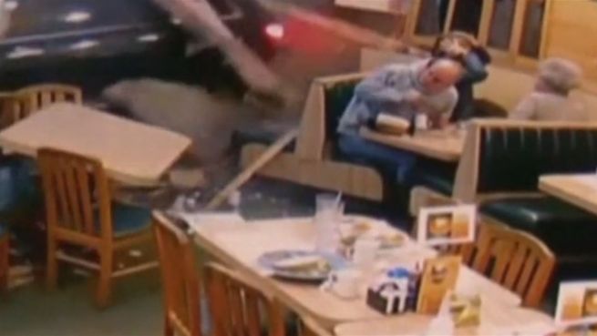 go to Gas statt Bremse: Auto rast in Restaurant