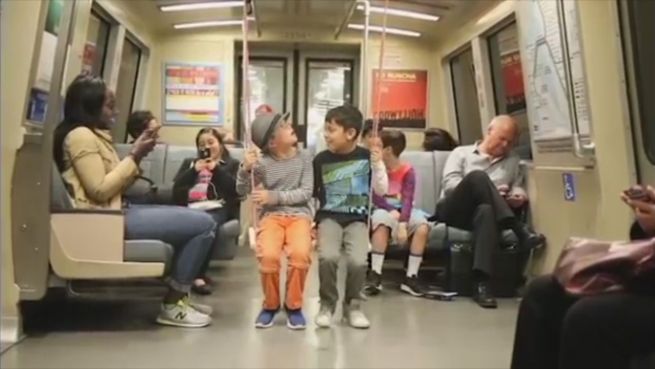 go to Spielerisch: In diesen U-Bahnen hängen Schaukeln