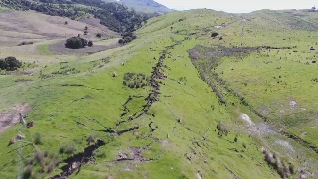 go to Beben in Neuseeland: Drohnenvideo zeigt riesigen Spalt