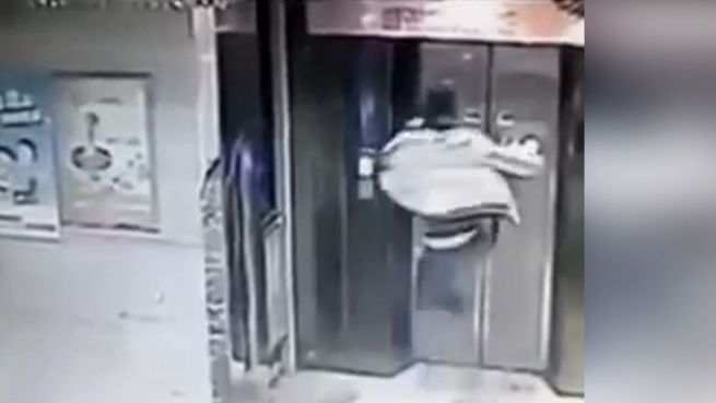 go to Instant-Karma: Teenager tritt Lifttür ein und bereut es