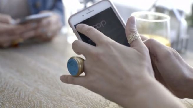 go to Push the Button: Ring mit Notfallknopf
