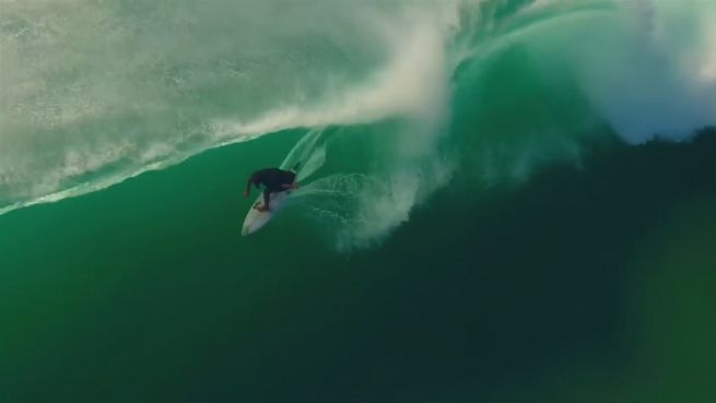 go to Perfekte Welle: Drohne filmt Surfer an der Gold Coast
